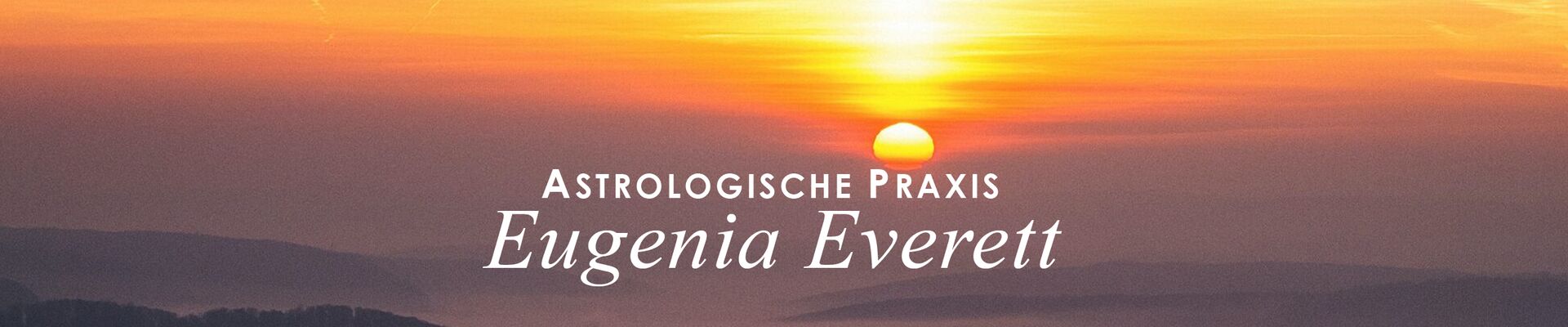 Aufgehende Sonne über welliger, vernebelter Landschaft und Logo von Eugenia Everett, Astrologische Praxis Eugenia Everett, Astrologische Praxis